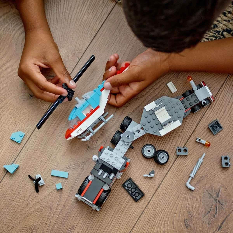 LEGO Creator 3-en-1 Le Camion Remorque avec Hélicoptère, Set de Véhicules avec Jouet d'Hélicoptère et Camion, Avion et Camion-Citerne, Hot Rod et VUS, Cadeau pour Garçons et Filles Dès 7 Ans 31146